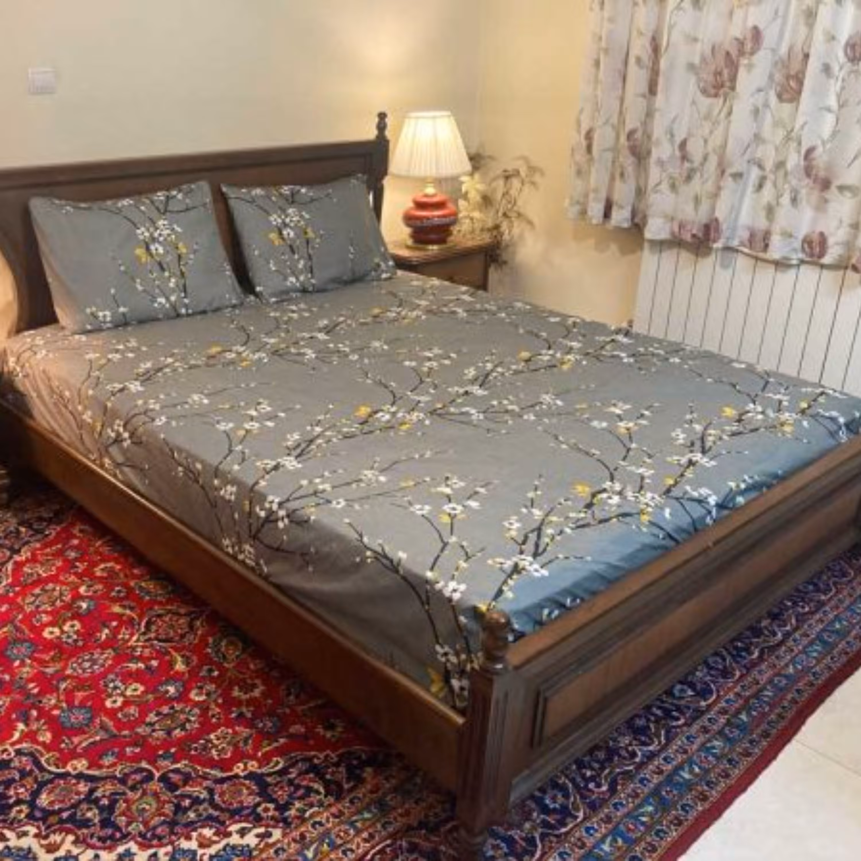 ملحفه کشدار تخت دونفره ترک طرح زنبق عرض180 (طوسی)