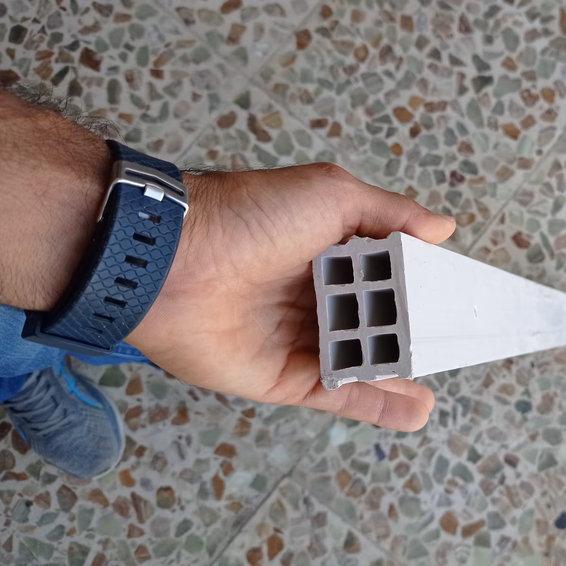 پروفیل پی وی سی جایگزین آهن ضد آب و ضد رسوب مقاوم در مقابل رطوبت.پسکرایه میشه بوسیله وانت و خاور ارسال خواهد شد