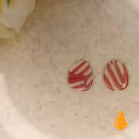 گوشواره پلیمری مرّین، طرح فانتزی راه راه سفید و بنفش، قالب بیضی، دستساز