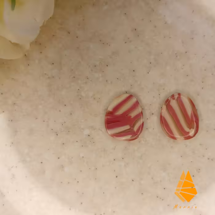 گوشواره پلیمری مرّین، طرح فانتزی راه راه سفید و بنفش، قالب بیضی، دستساز