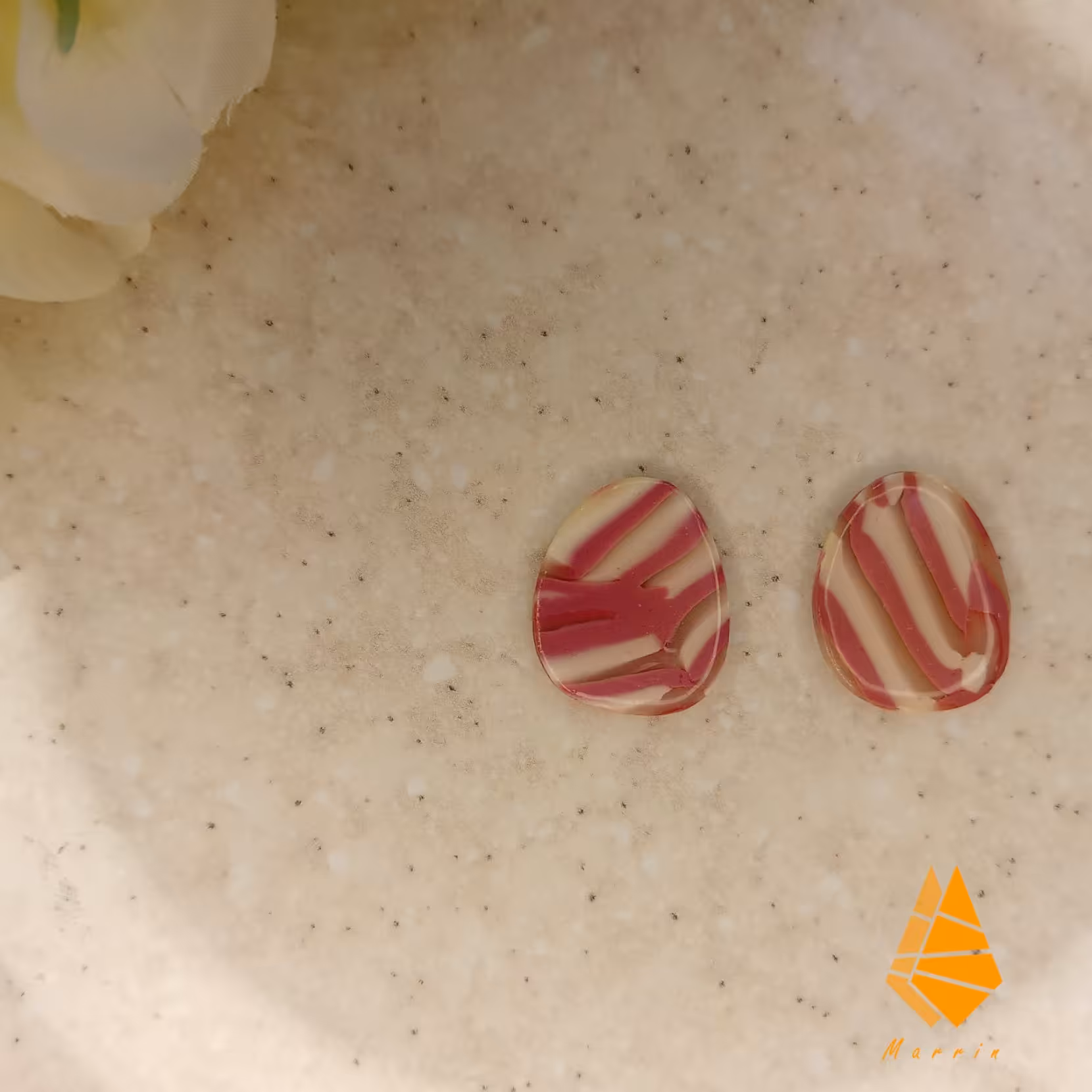 گوشواره پلیمری مرّین، طرح فانتزی راه راه سفید و بنفش، قالب بیضی، دستساز