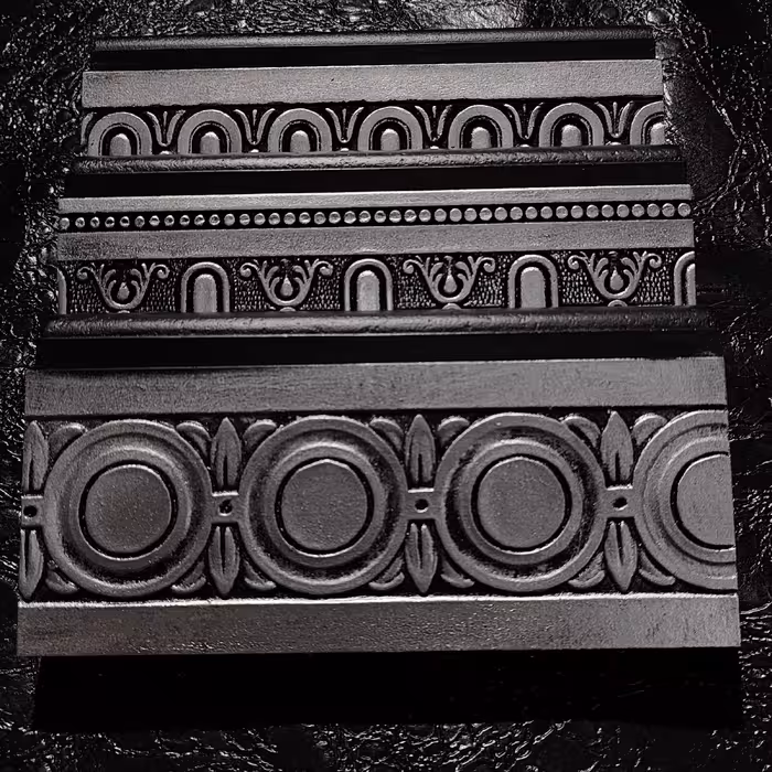 قرنیز مشکی مات با روکش نقره ای