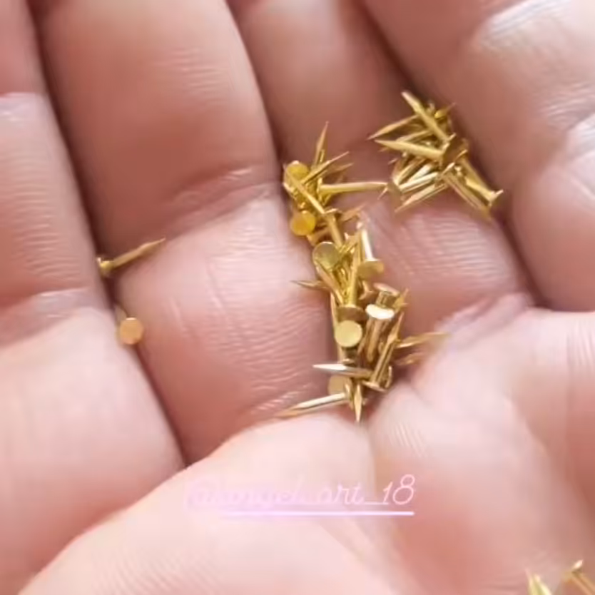 میخ کوچک 7 میلیمتری طلایی 