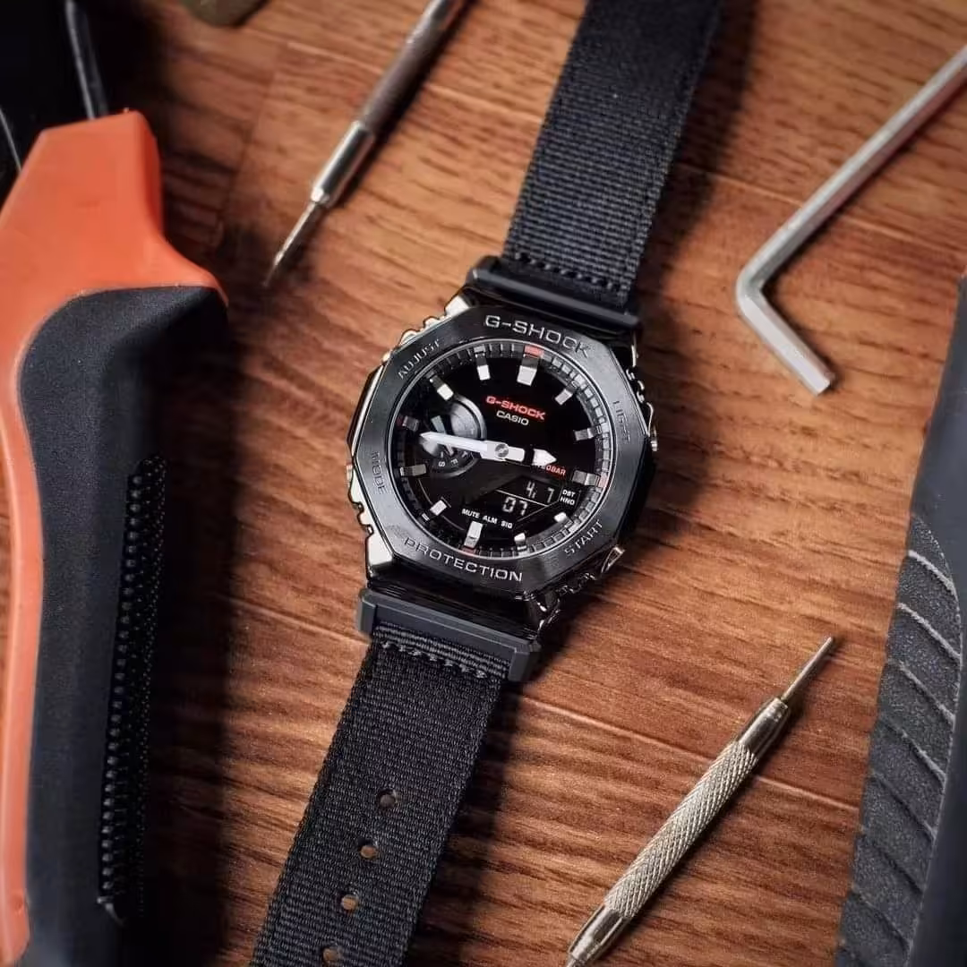 ساعت جی شاک  GM-2100CB-1A استیل با بند برزنتی مشکی مستر کوالیتی. تمام فول .تنظیم اتوماتیک 