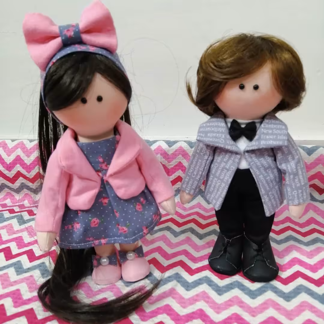 عروسک روسی ست دختر و پسر
رنگ و مدل لباس با سلیقه مشتری قابل تغییر میباشد
ارتفاع عروسک 20 سانت هست