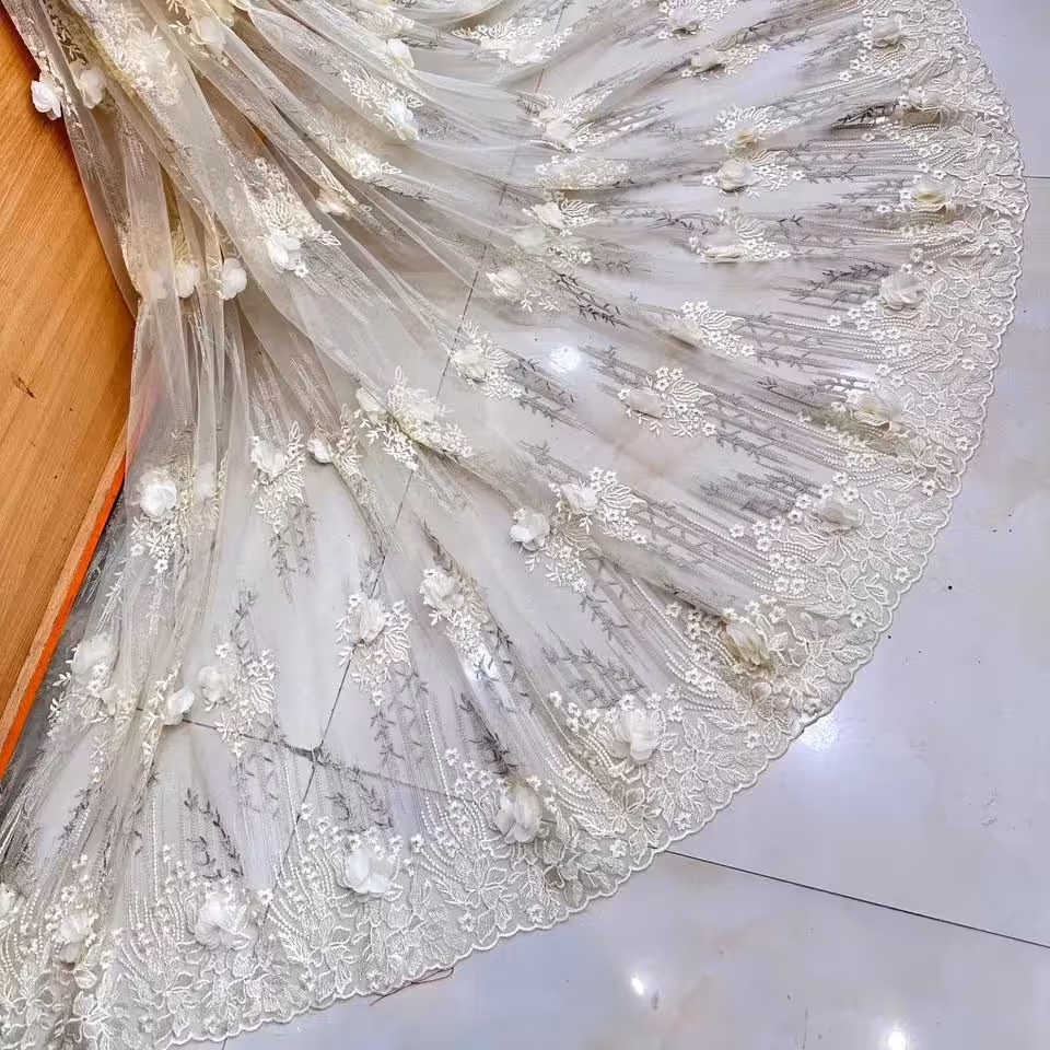 پارچه دانتل دو سر حاشیه گلدوزی شده طرح میله ای