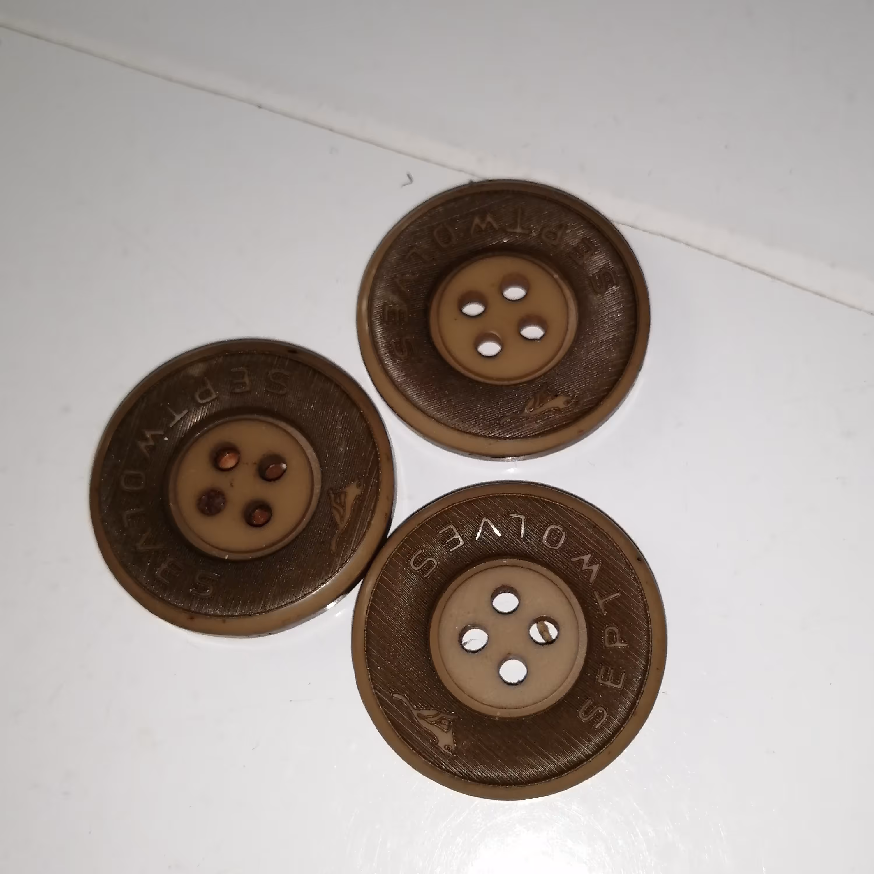 دکمه لباس گرد ساده کرمی در بسته 3 عددی 