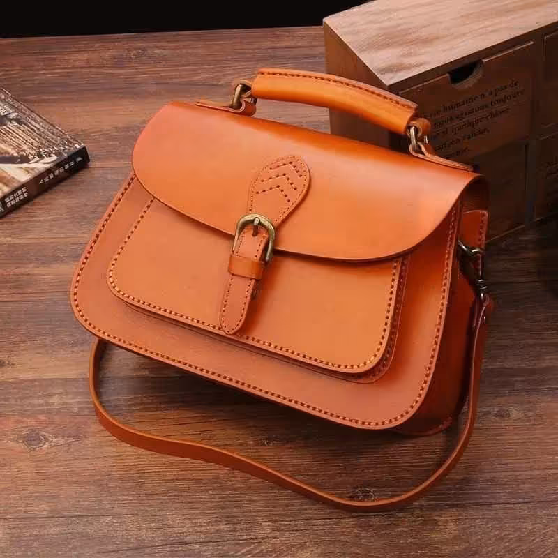 کیف دوشی زنانه چرم طبیعی و کاملا دستدوز  دارای رنگبندی