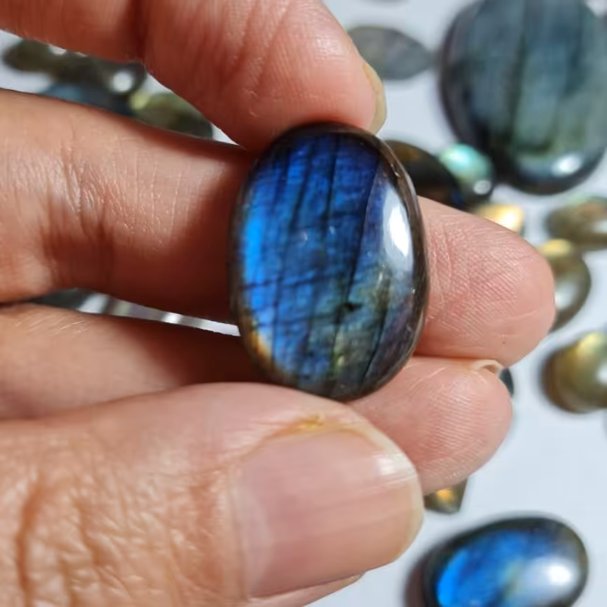 سنگ زیبای لابرادوریت با تلائلو رنگ زیبا طبیعی ومعدنی