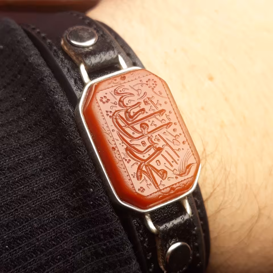 دستبند چرمی عقیق قرمز خطی
خط درجه
خط محمد رسول الله
قاب نقره دست ساز
 