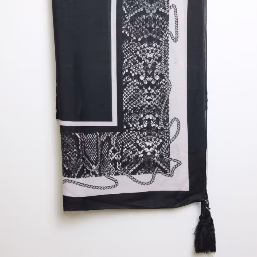 شال نخی منگوله دار مشکی سفید کرم طرح پوست ماری