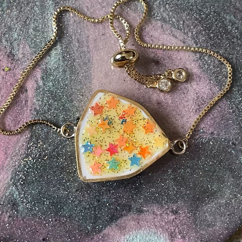 دستبند دوطرفه رزینی همراه با گل خشک طبیعی و پولک فانتزی  