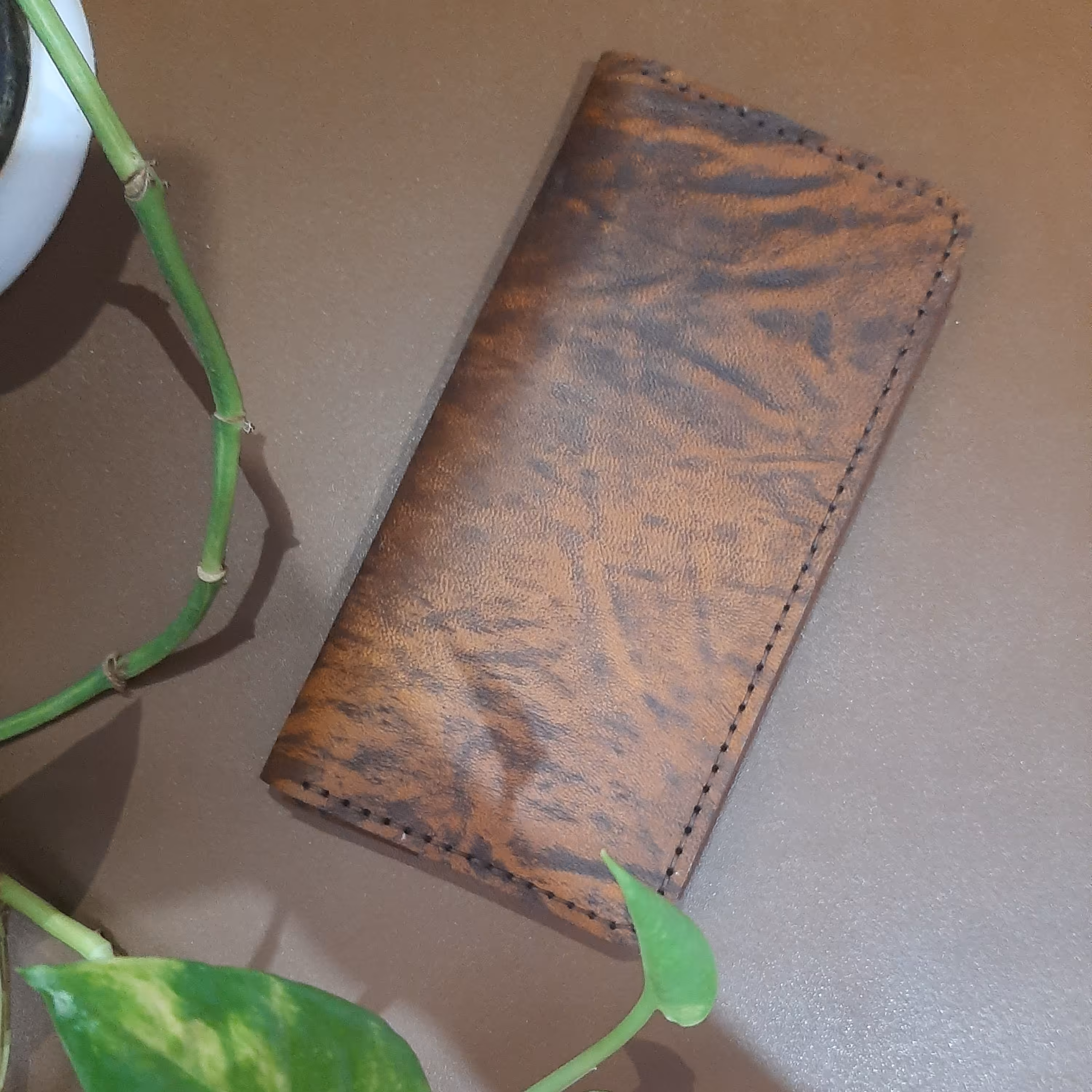 کیف پول دولت مردانه دستدوز دوخته شده با چرم شتری و بزی دارای 10 عدد جای کارت