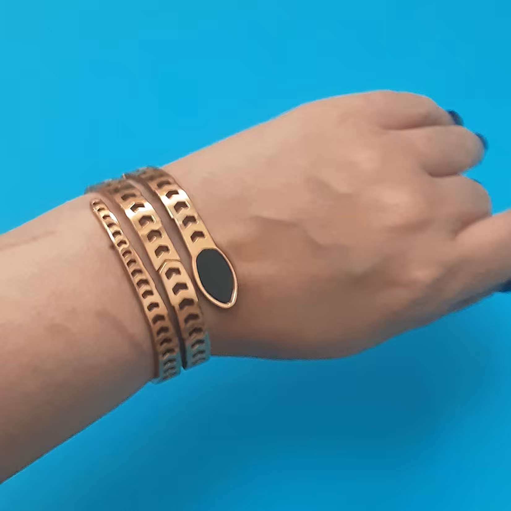 دستبند .برند ژوپینگ.طرح مار برند بولگاری.روش استفاده فنر دار.سایز 1 و2.رنگ رزگلد.استیل آبکاری شده