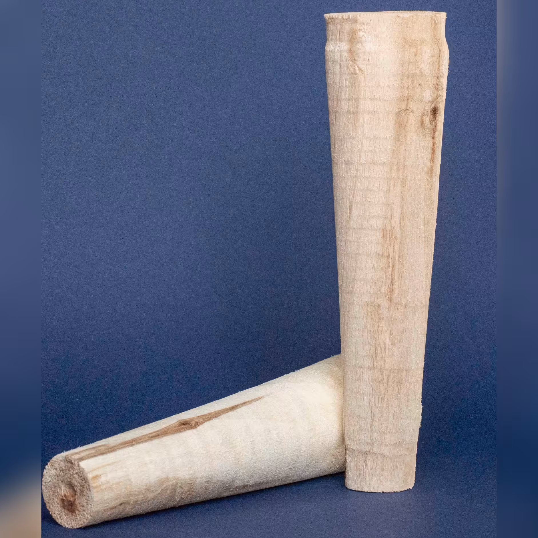 پایه های چوبی مخروطی شکل که از چوب گردو و روس تراشیده میشود