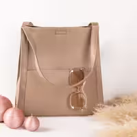 کیف نیوشا
کدمحصول  6070100
جنس  چرم مصنوعی
یک عدد کیف کوچک دارد.
جاکارتی ندارد