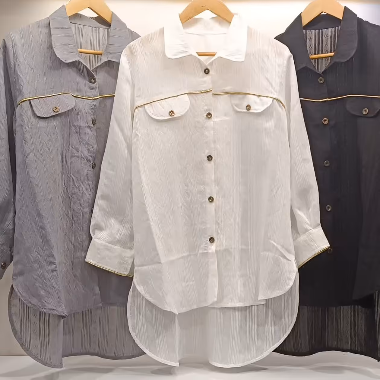 مانتو پشت بلند  در سه رنگ   فری سایز تا 52 جنس کتیبه مناسب فصل   