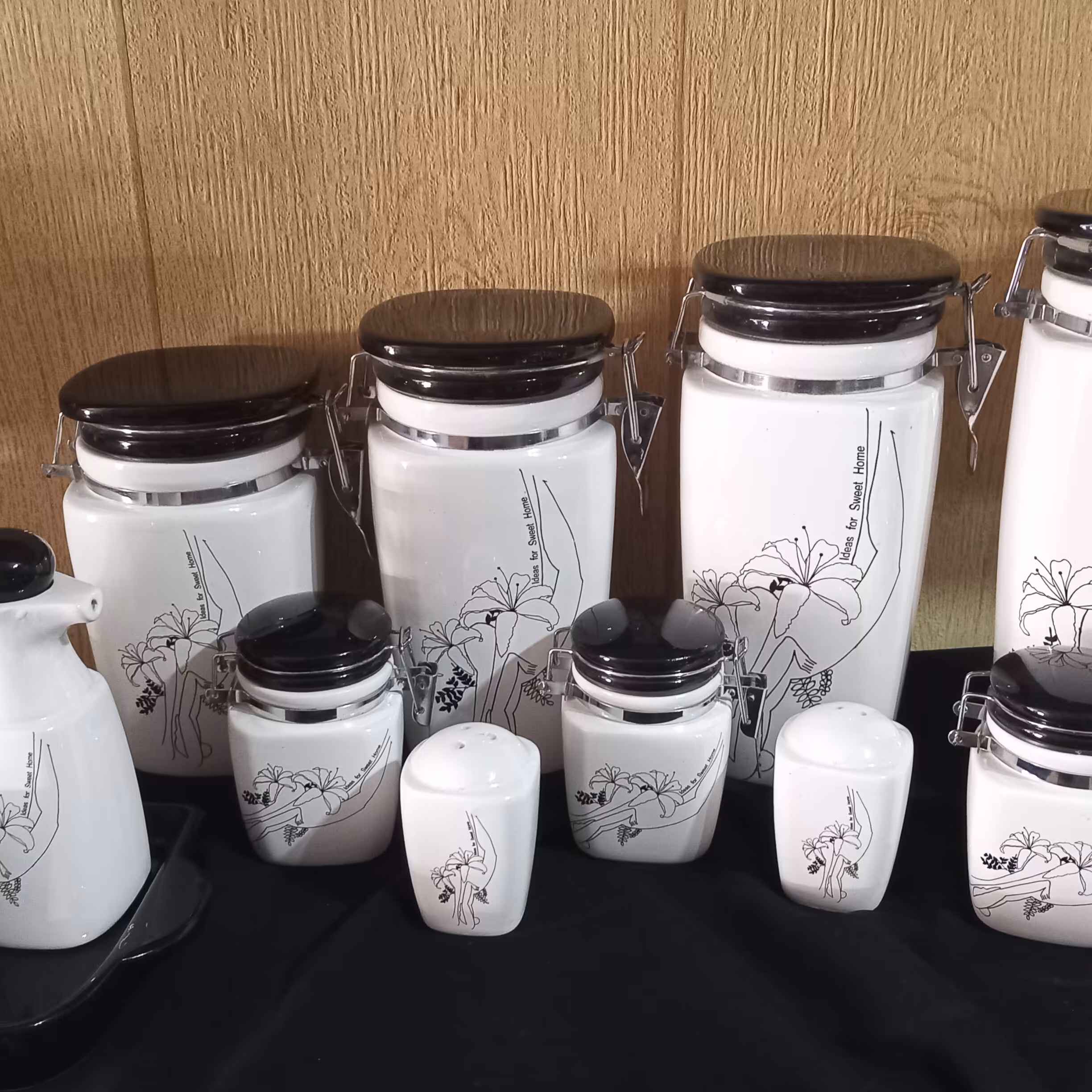 جای قندوشکروادویه وآبلیموجفتی وسینی زیر آن ویک عددهای تخم مرغ 14پارچه ساخت کشورچین