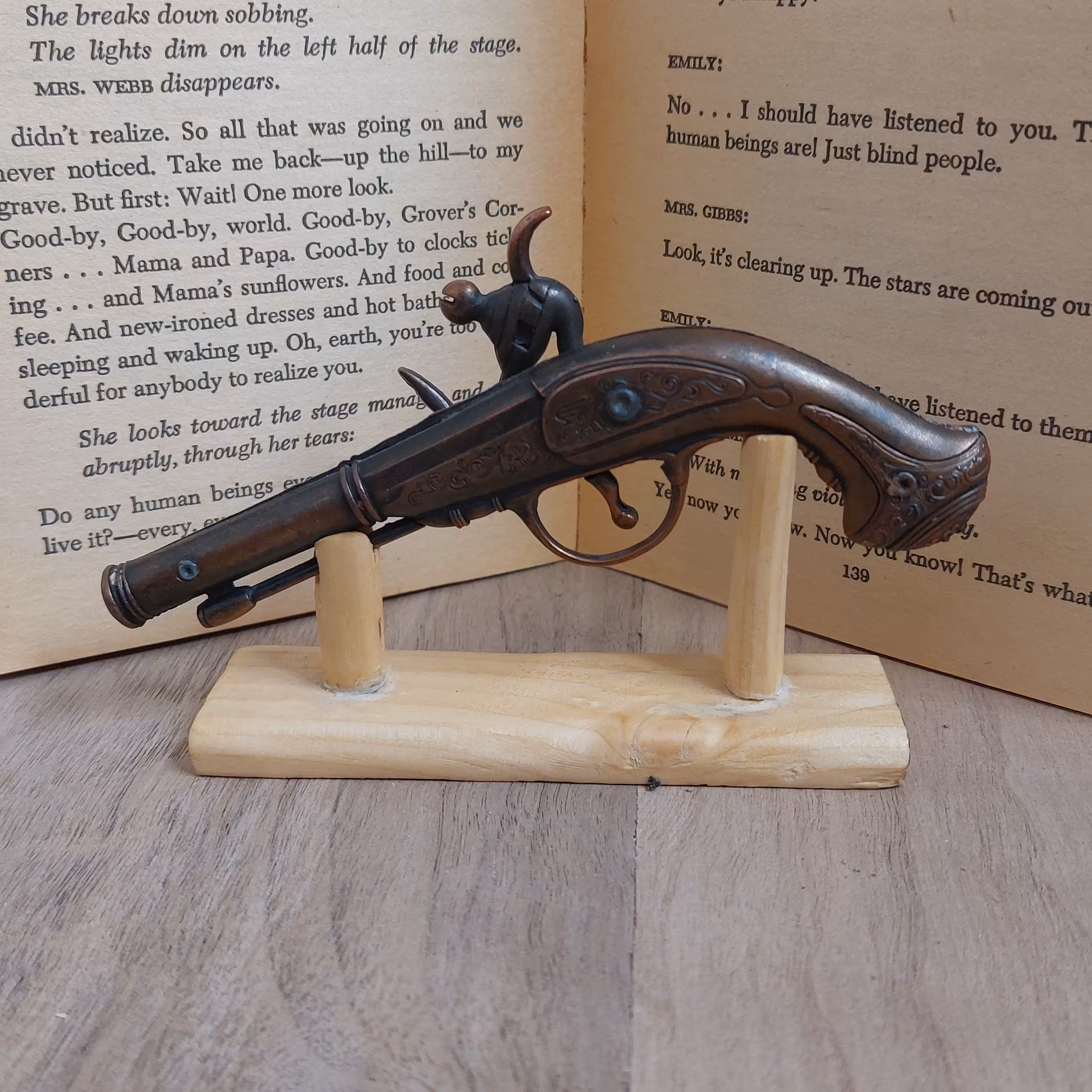 تفنگ دکوری با پایه چوبی