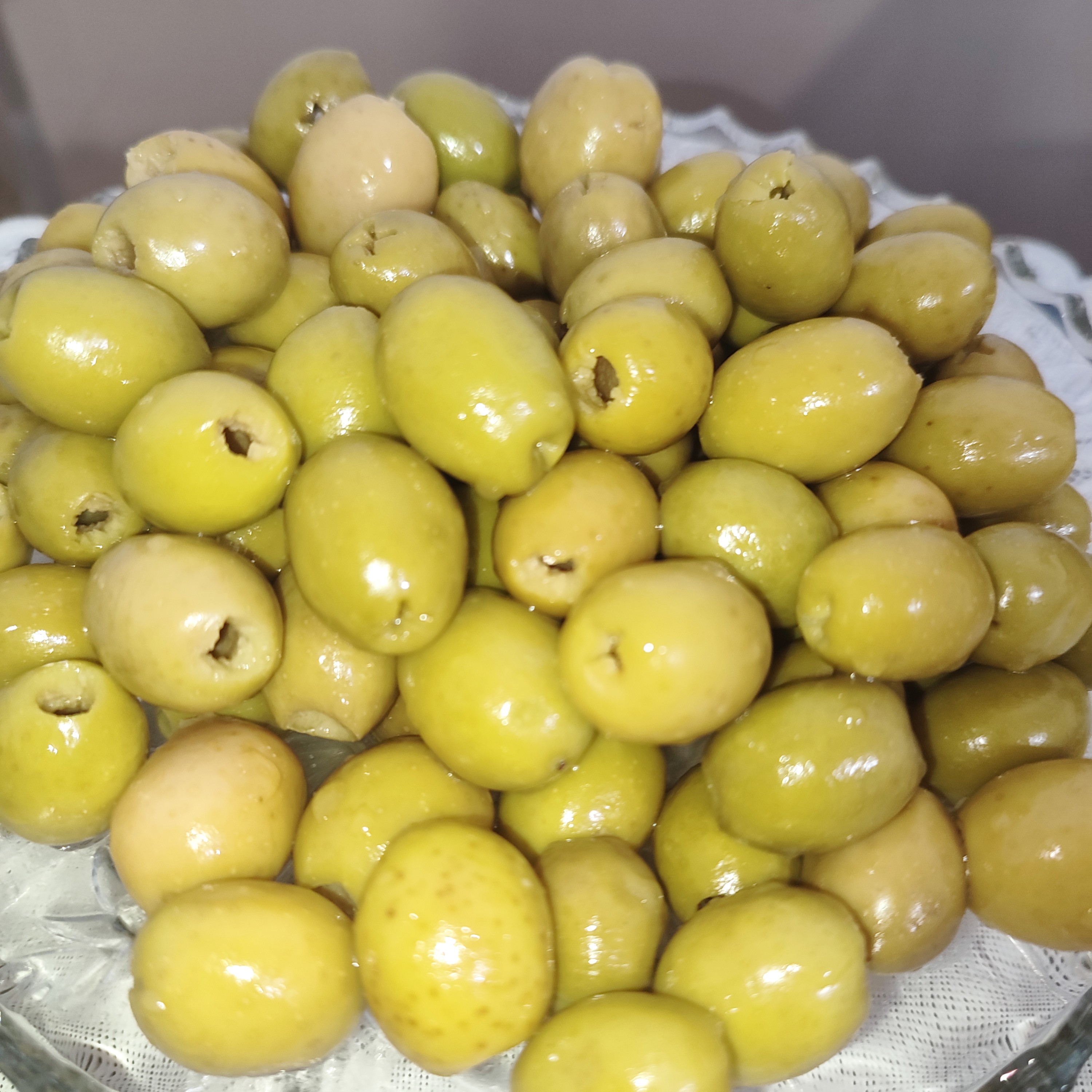 زیتون کنسروی بی هسته درشت(یک کیلویی) خوش طعم تازه و بهداشتی تهیه شده از زیتون باغات طارم