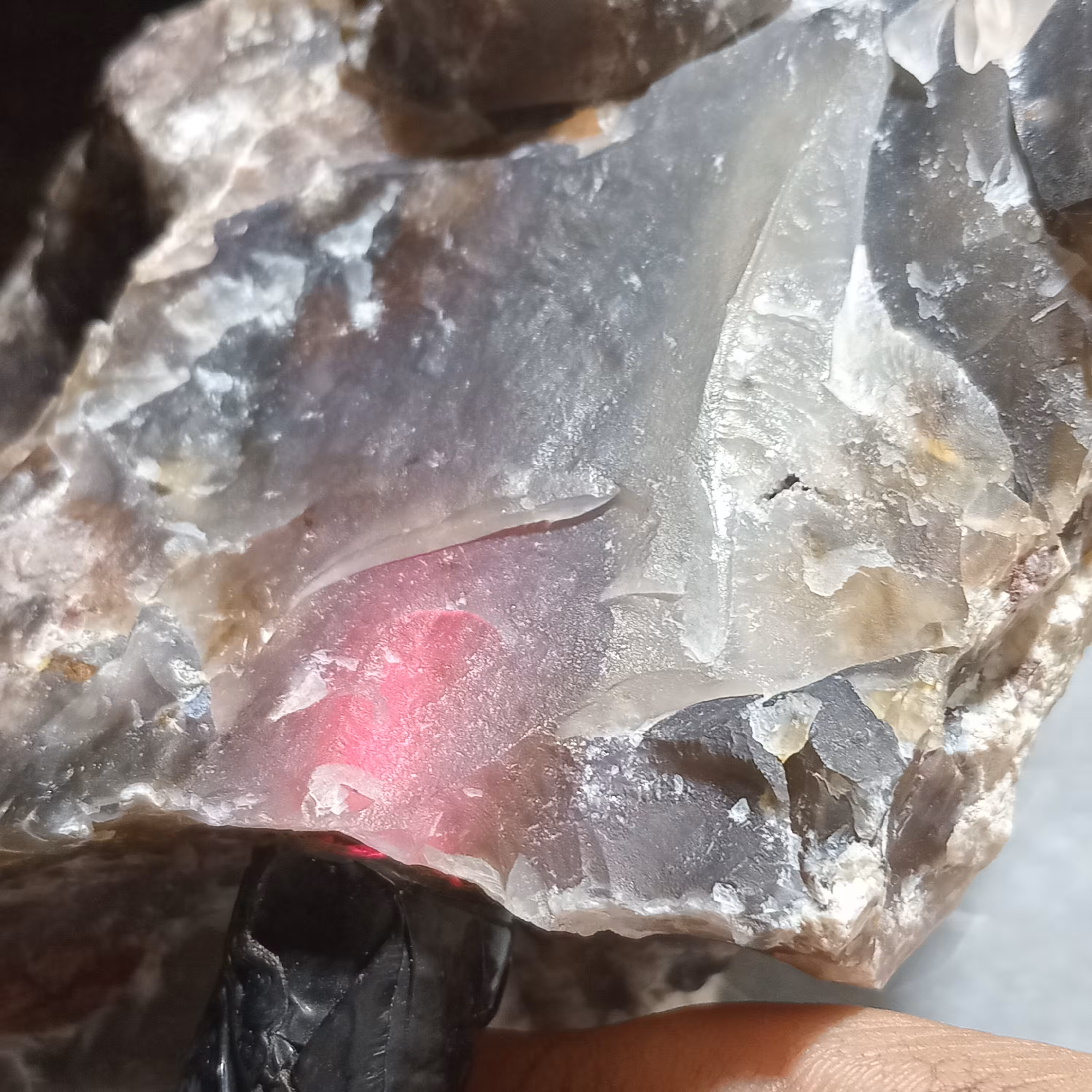 سنگ معدنی و طبیعی راف عقیق  به وزن یک کیلو 800گرم.  به رنگ دودی  . 