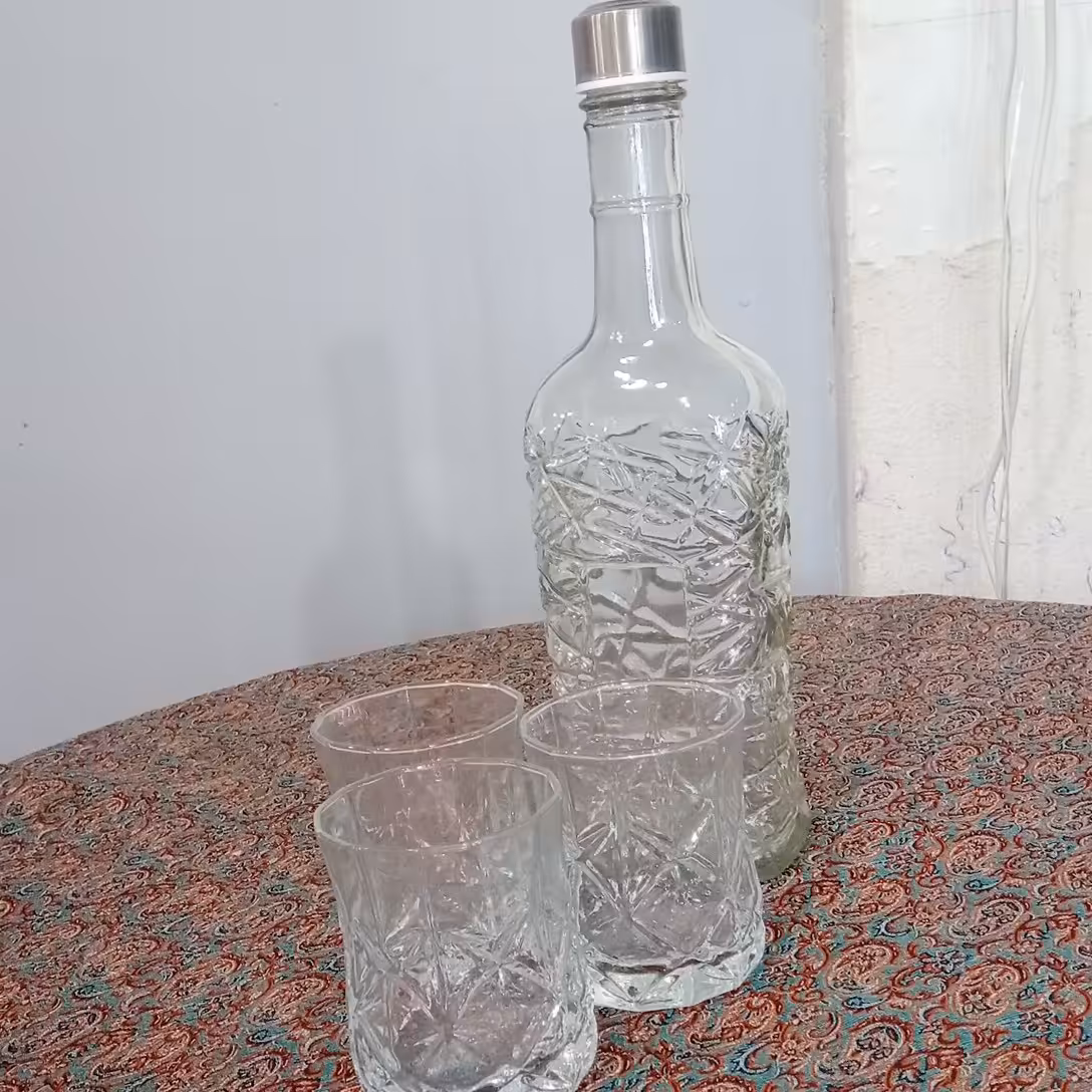 بطری آب همراه با سه عدد لیوان کریستال ایرانی بسیار باکیفیت 