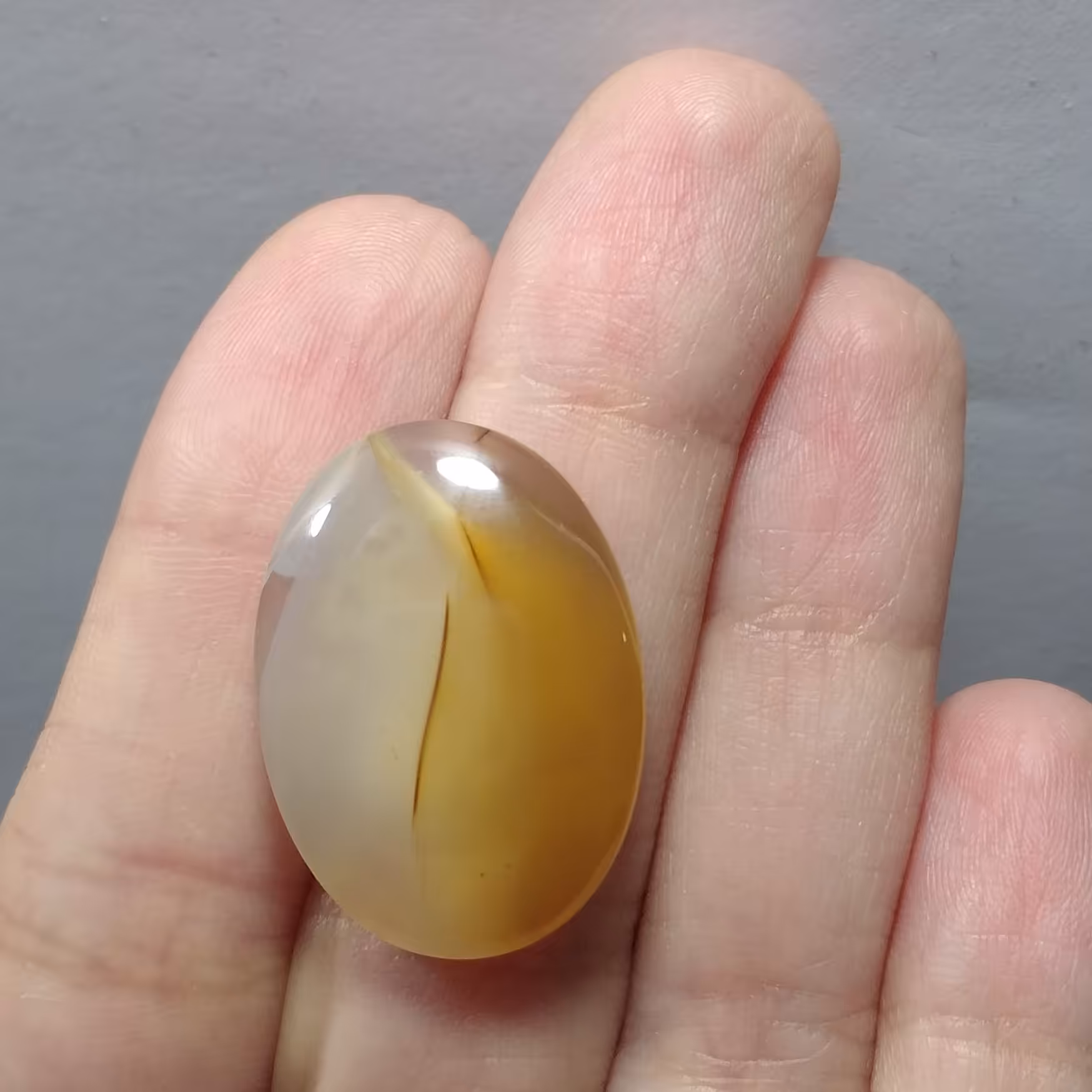 نگین سنگ عقیق عسلی 5 و نیم گرمی با ابعاد تقریبی 2 و نیم در 2 سانتی متر کدn0059