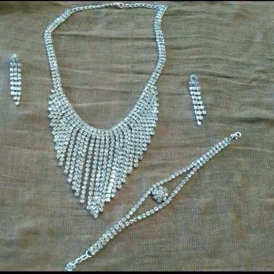 ست گردنبند و دستبند و گوشواره 