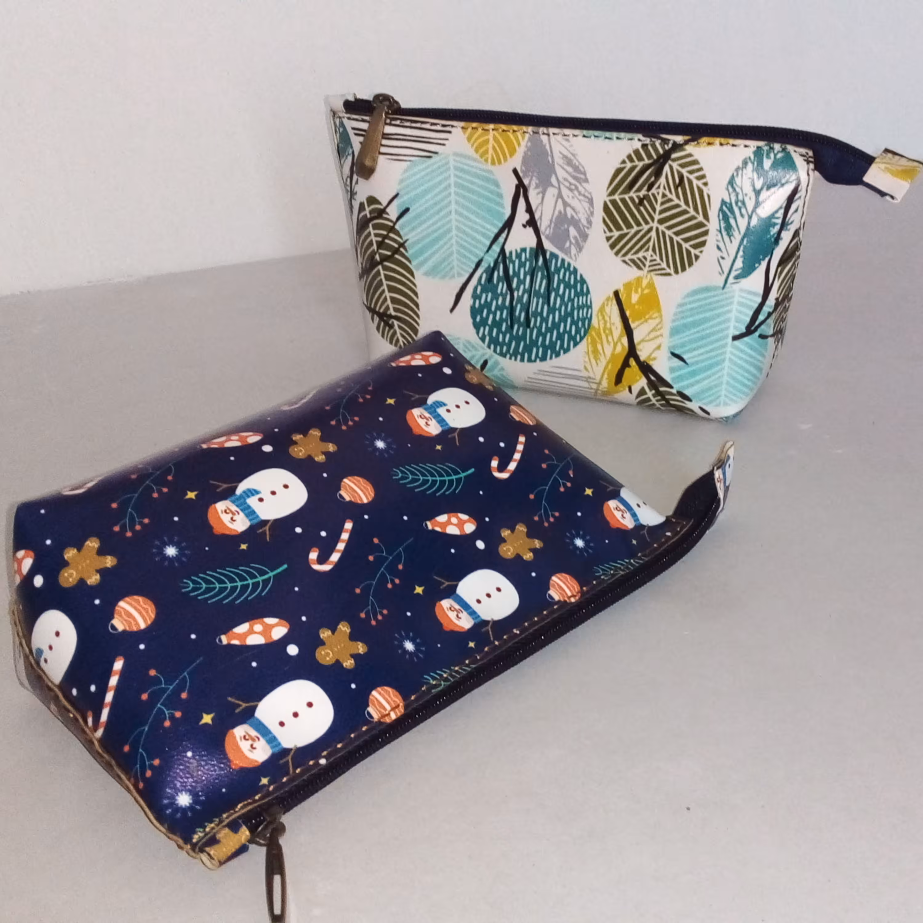 جامدادی تهیه شده از چرم مصنوعی مرغوب و قابل سفارش با چرم طبیعی کاملا دستدوز