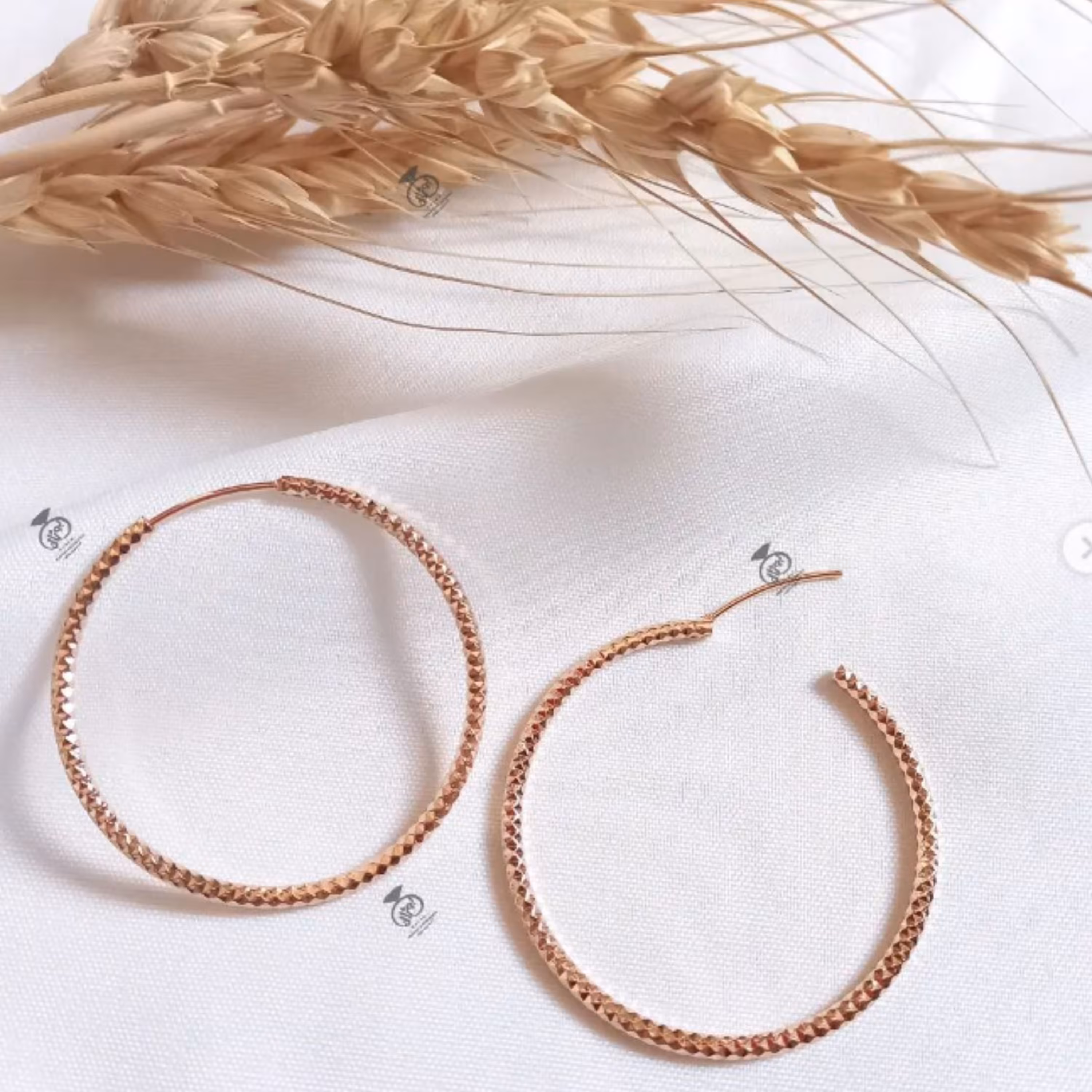 گوشواره طرح طلا و رنگ ثابت برند ژوپینگ مدل حلقه ای تراش دار