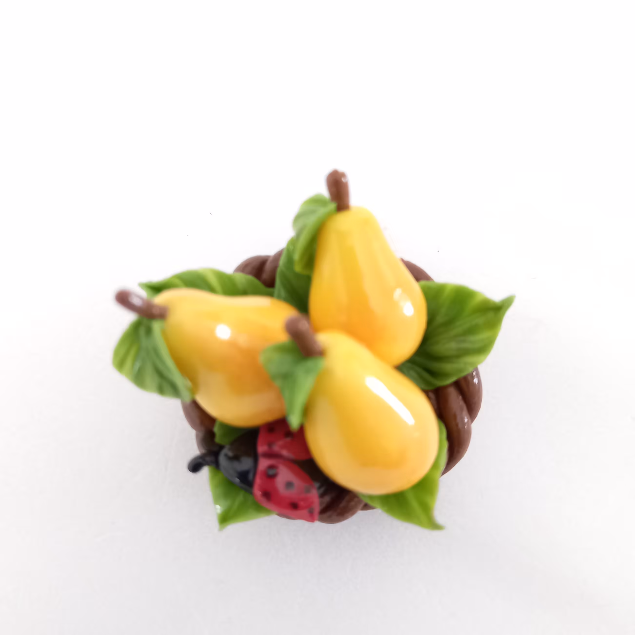 مگنت سبد میوه گلابی ، جنس خمیر ایتالیایی، دستساز ،پشت کار آهن ربا نصب شده مناسب برای تزئین سطوح فلزی