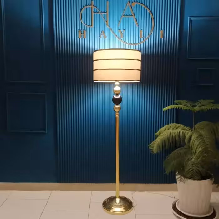 آباژور کنار سالنی با سه گوی  نوار  طلایی آرامیس