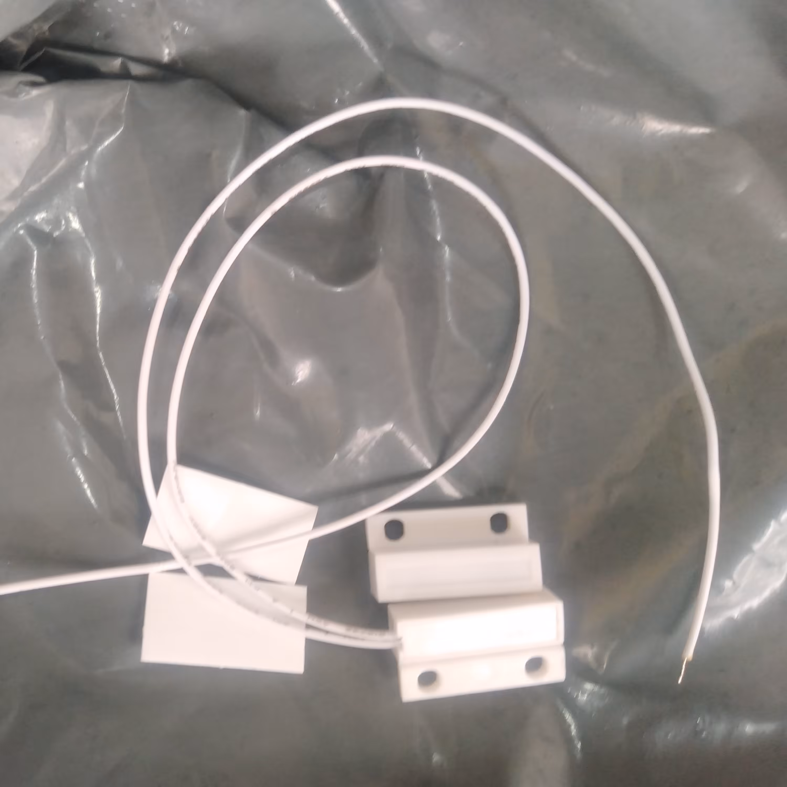 مکنت باسیم دزدگیر اماکن با چسب دوطرفه قوی