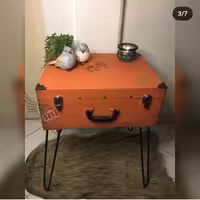 میز کنار سالنی و نظم دهنده طرح چمدان