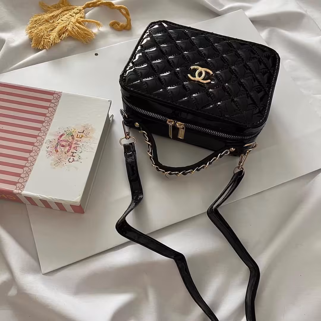 کیف ورنی صندوقی زنانه و دخترانه  رنگ مشکی و سرخابی کیفیت عالی