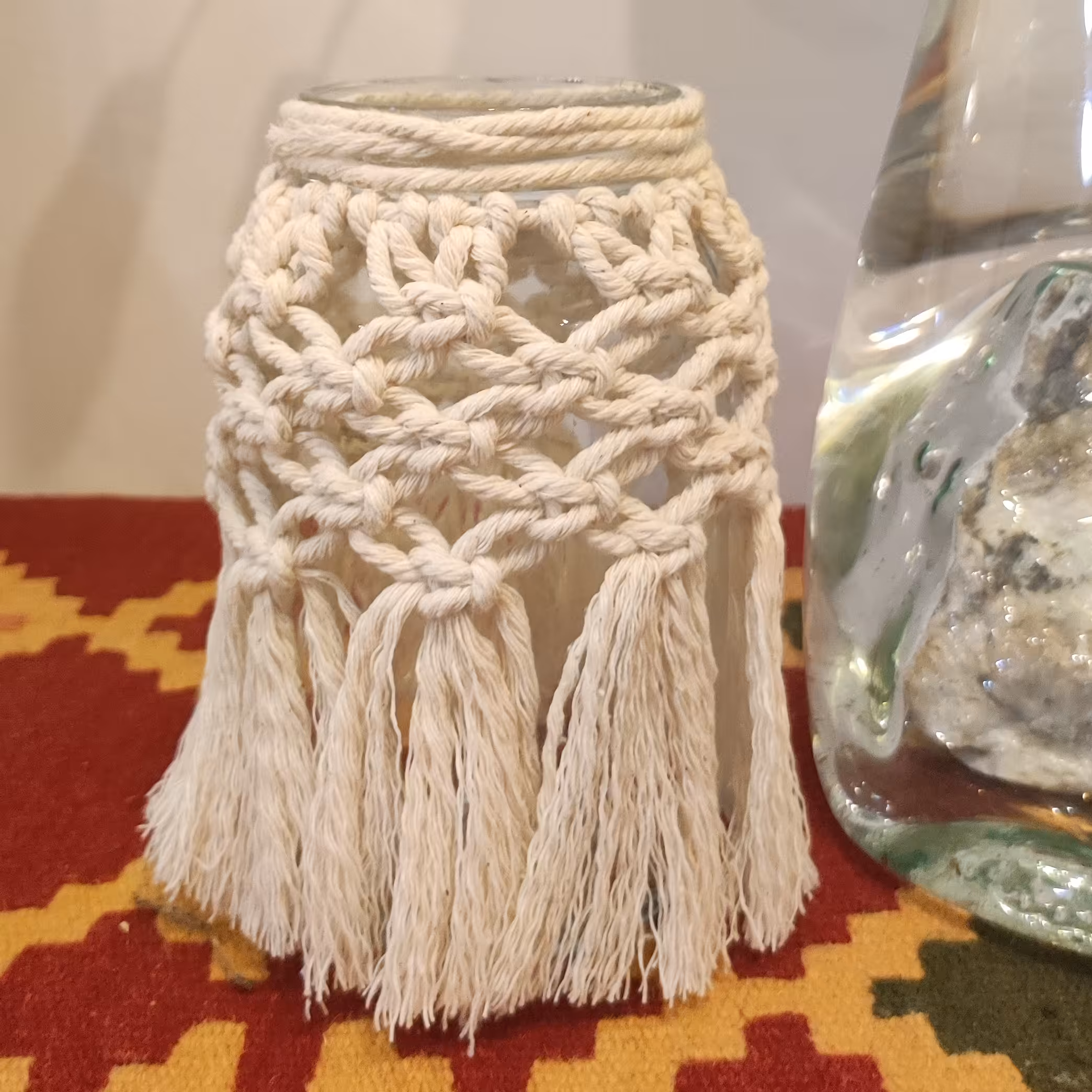 گلدان  و جاشمعی مکرومه بافی. شیری رنگ