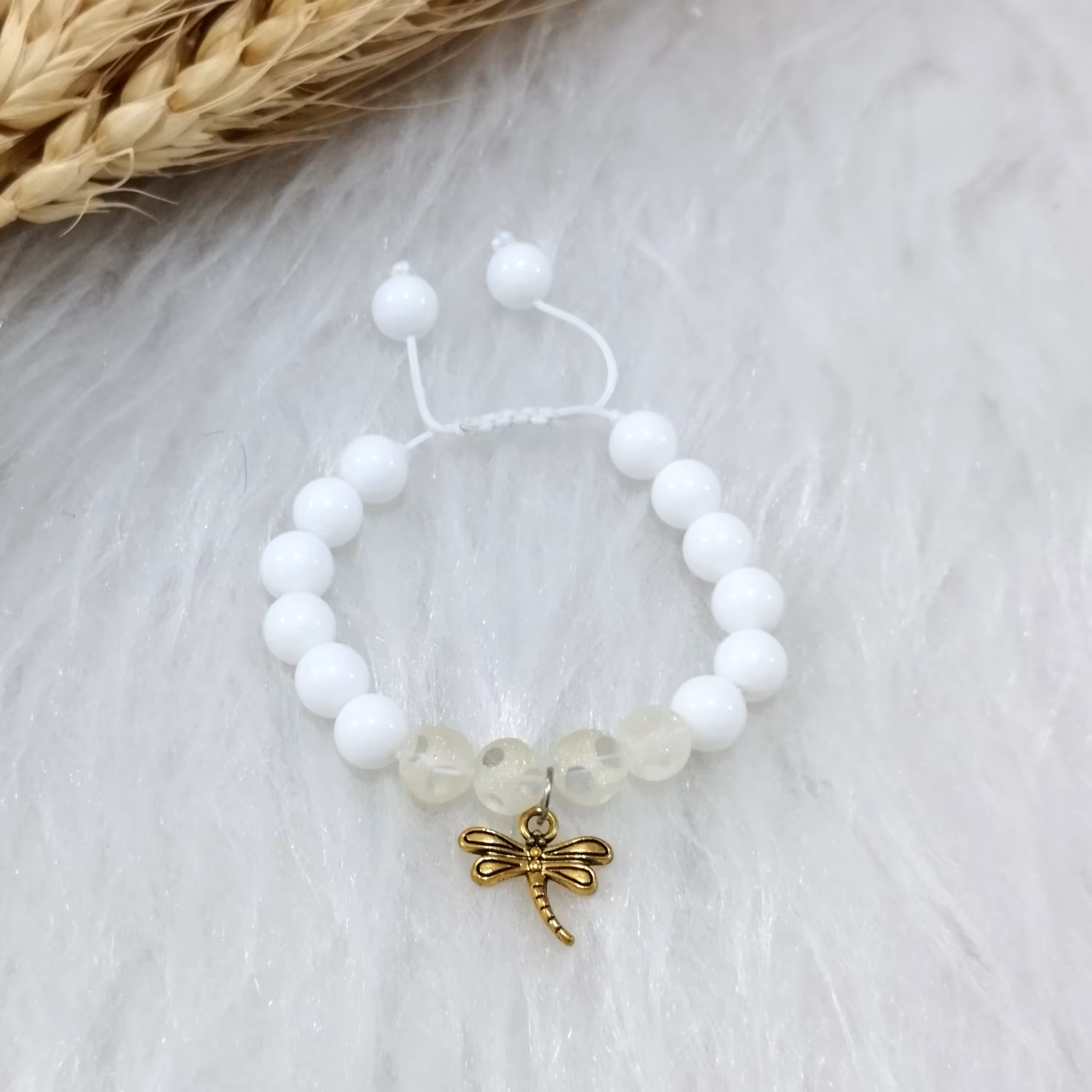 دستبند مهره ای سفید براق مدل شاپرک طلایی 