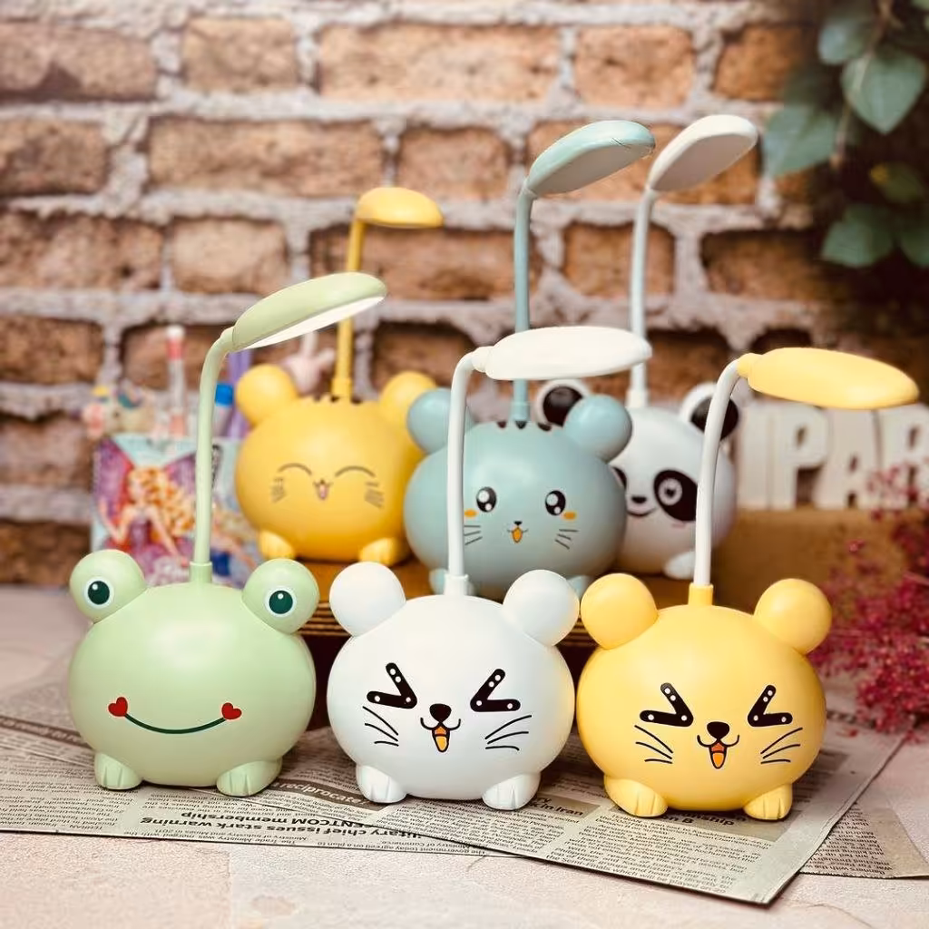 چراغ مطالعه ی عروسکی،  دو حالته چراغ خواب و مداد تراش،  دیته ی لامپ قابل تنظیم،  ارتفاع حدود 8 سانت،  6 تا طرح داره