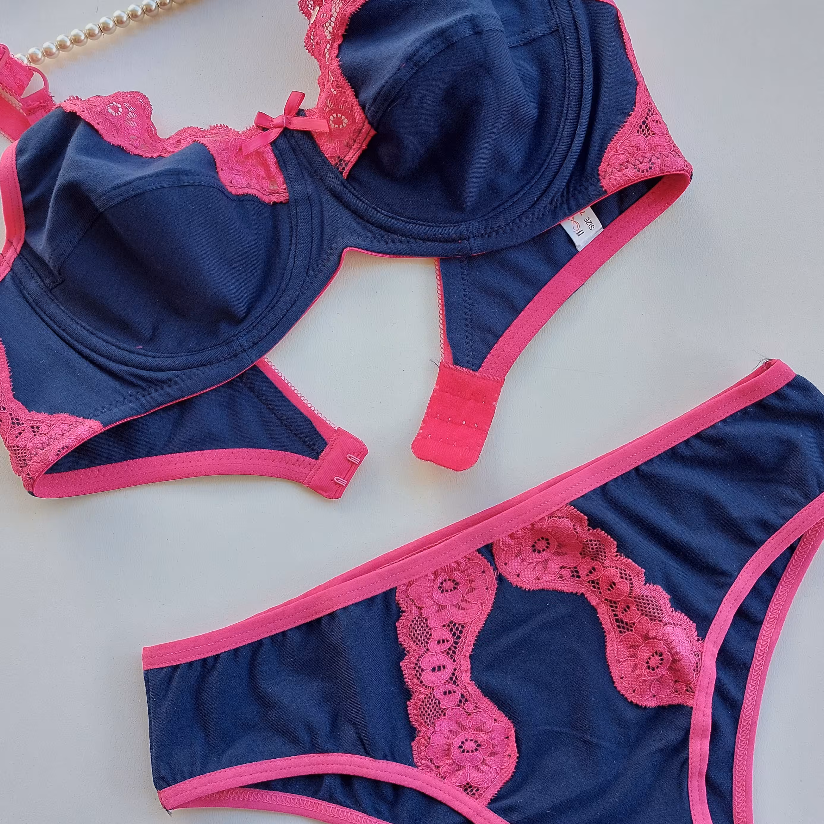 ست تمام نخ درجه یک ضدحساسیت شورت قواره دار کاپ بی فنردار سایز برند نوشه با ضمانت کیفیت محصول دورنگ سورمه ای قرمز