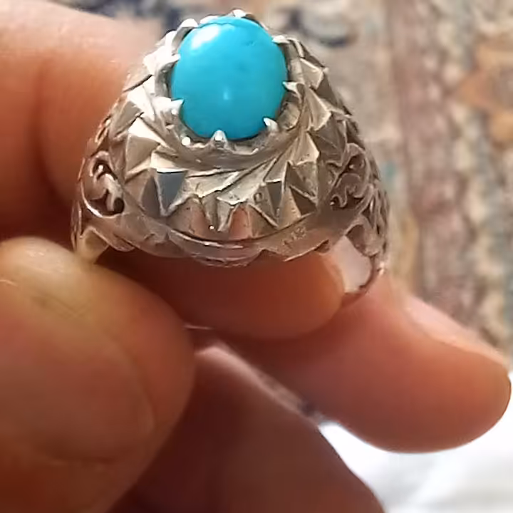 انگشتر نقره فیروزه  نیشابور؛رنگ محک وبسیار خوش رنگ وطبع،،با رکاب نقره 923 ومرصع وایینه کاری شده