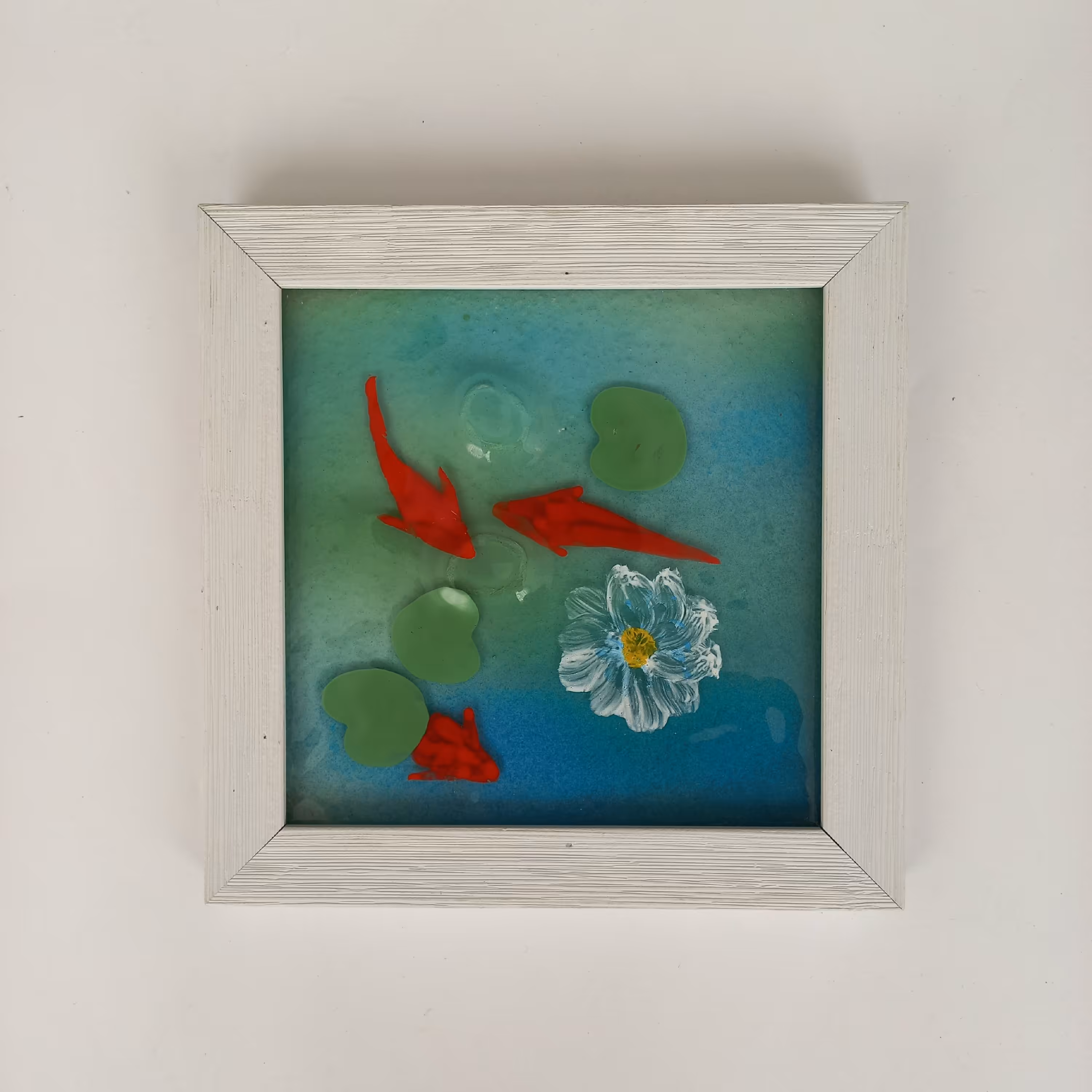 تابلو شیشه ای دستساز حوض ماهی مربع با قاب سفید