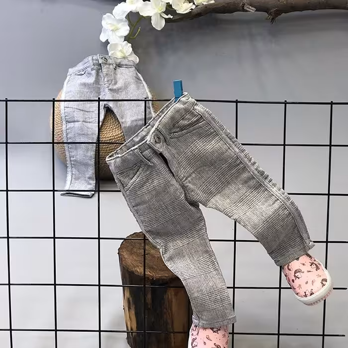 شلوار پسرانه بیرونی  طرح چهار خونه بغل نوار دار نقره ای کد949z