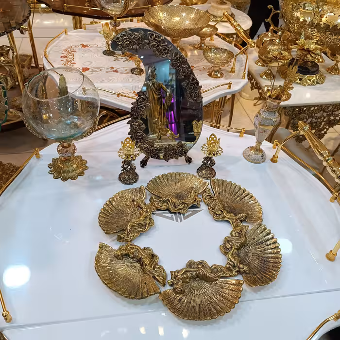 ست هفت سین برنجی (برنز) طرح فرشته صدفی شامل :( تنگ ماهی در دو سایز بزرگ و کوچک، آینه بیضی آلیاژ مدل آینه قابل تغییر است)