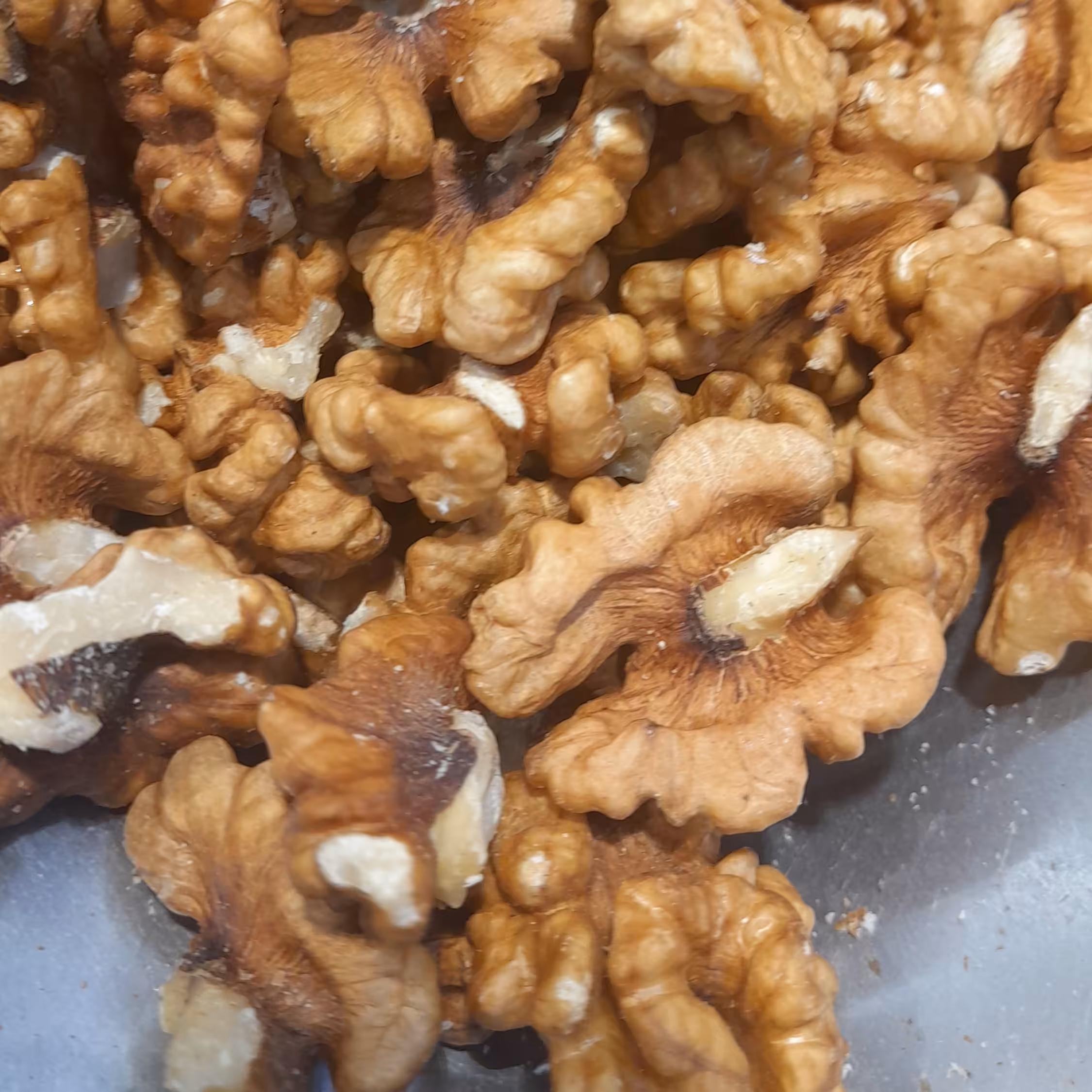 مغز گردو داخلی پرچرب محصول باغات نیشابور