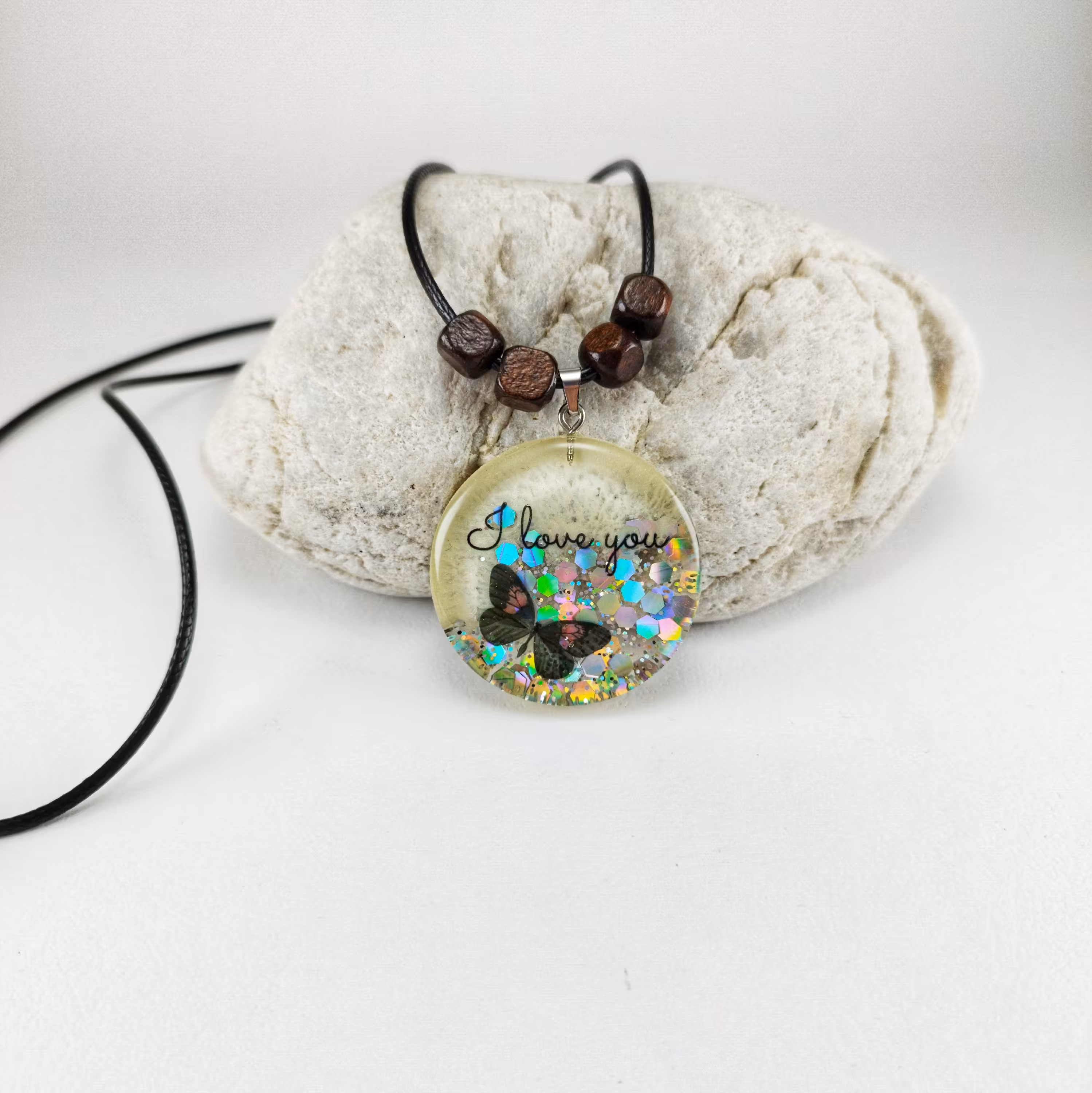 گردنبند رزینی I love you با مهره چوبی و بند چرم مصنوعی قابل تنظیم 