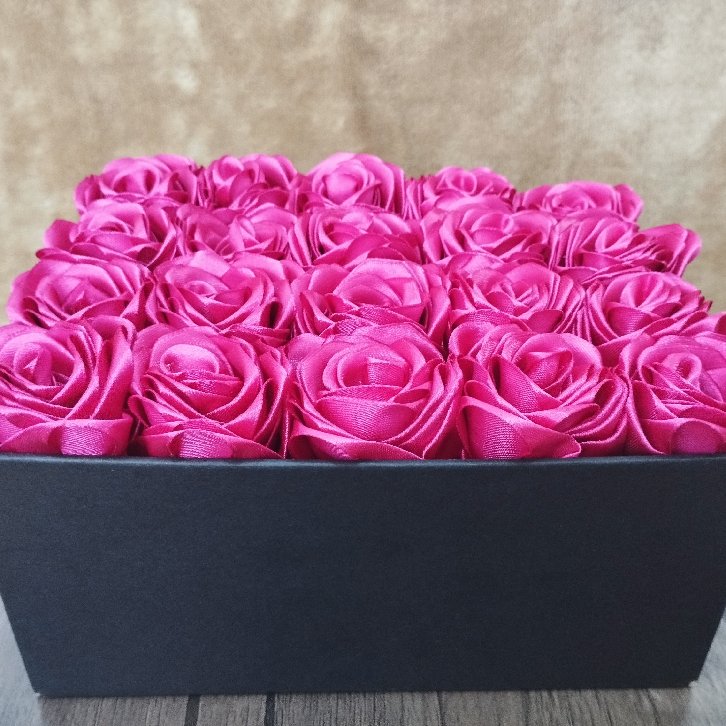 باکس گل مصنوعی با روبان درجه یک در ابعاد 22در 17وزن 530