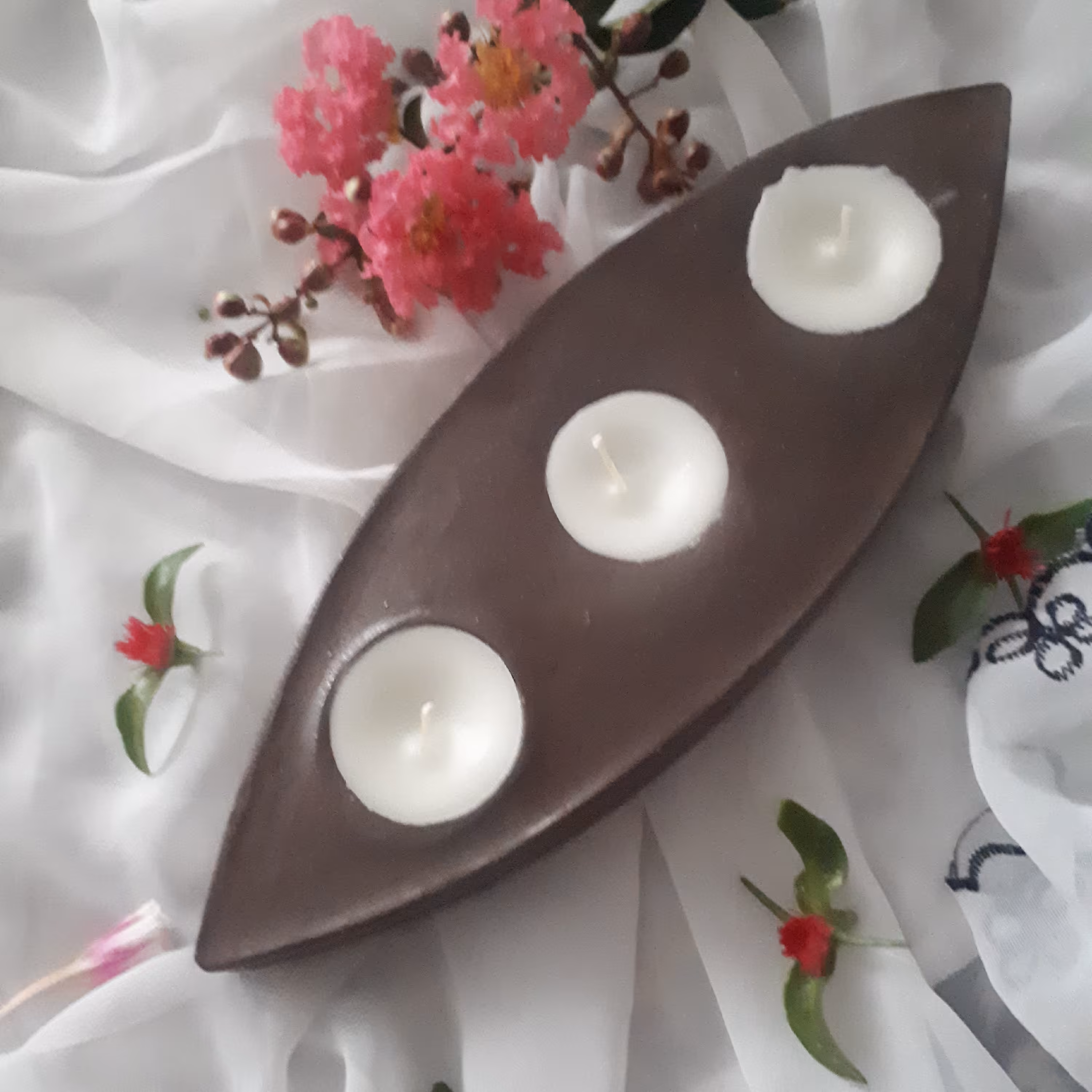 جا شمعی سه تایی پر شده با شمع رنگ قهوه ای جنس کار گچی