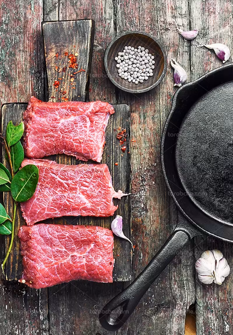 عکس گوشت قرمز برش خورده با سیر و ماهیتابه | گرافیک با طعم تربچه