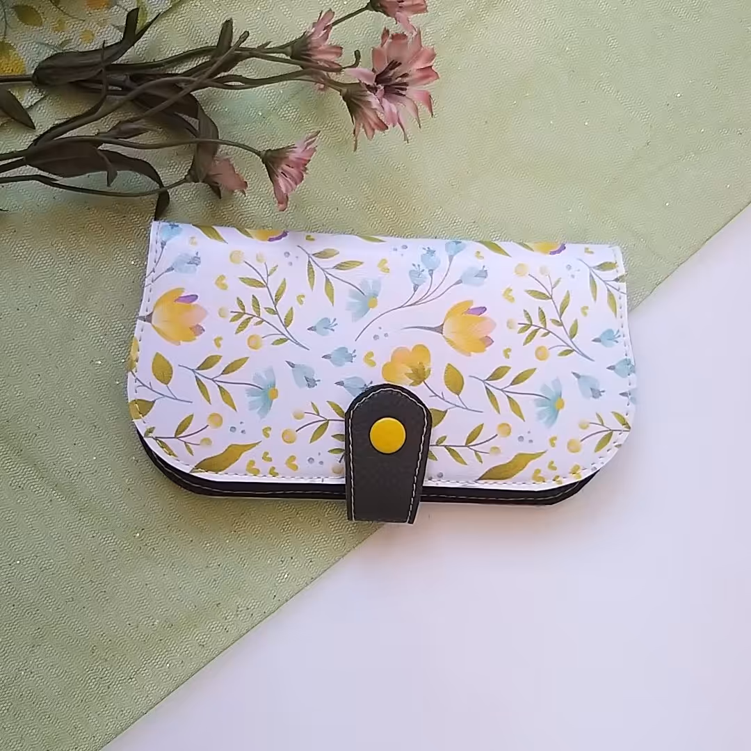 کیف پول فانتزی، دارای 5جای کارت و دوجای اسکناس، رنگ دکمه ممکن است متفاوت باشد