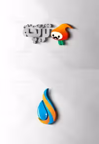 طرح لایه باز موکاپ لوگوی سه بعدی روی دیوار سفید - گرافیک با طعم تربچه